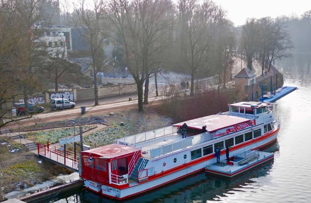 Viel Arbeit an Bord: Auch im Winter hat die Crew der MS „Händel II“ trotz eisiger Temperaturen viel zu tun, um das Schiff für die kommende Saison flottzumachen. 