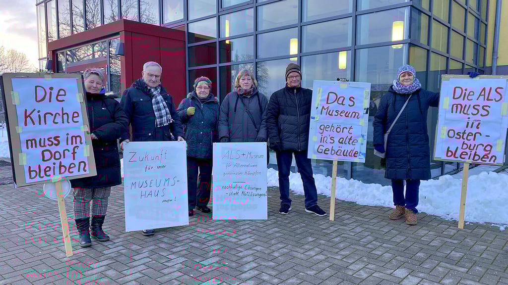 Mitglieder vom Linken-Ortsverband in Osterburg demonstrierten  für den Erhalt des Kreismuseums und gegen den Umzug der ALS nach Stendal (von links): Nicole Wendel, Klaus-Jürgen Schulz, Jutta Emanuel, Birgit Brüggemann, Jürgen Emanuel und Ina Emanuel.