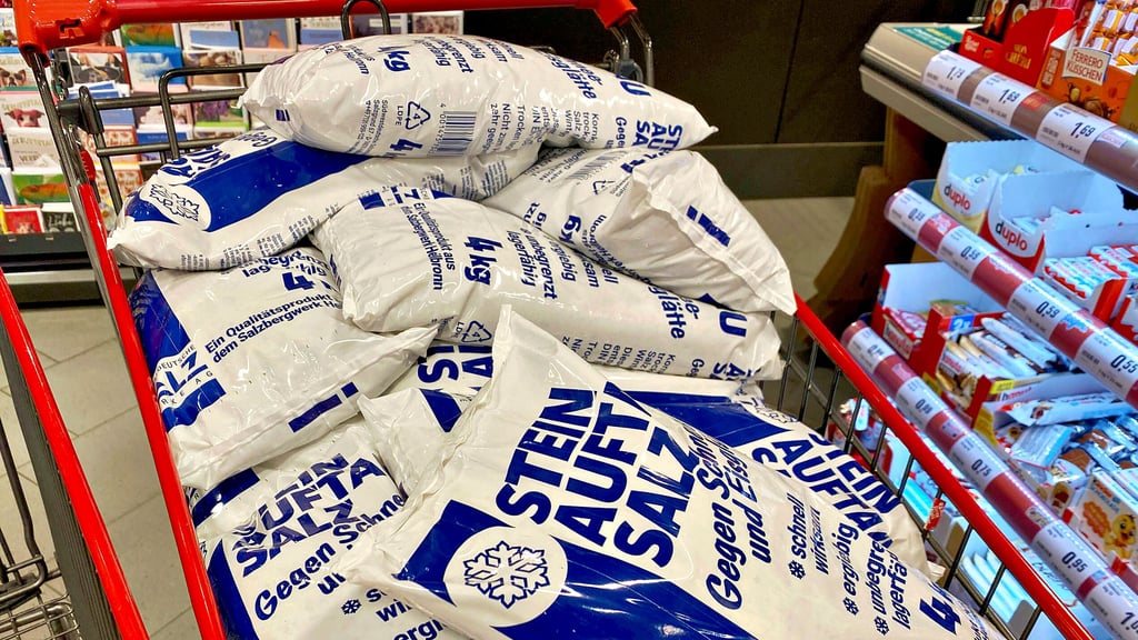 Streusalz ist bei Winterwetter in vielen Märkten begehrt und teilweise ausverkauft.