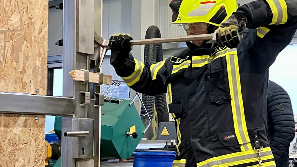 Erster Test an Thales Übungstür: Ein Feuerwehrmann versucht, das Unikat mit Hilfe eines  Halligan-Tools zu öffnen.