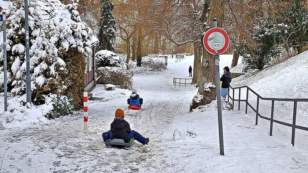 Die  Kinder dürfen derzeit die Winterfreuden genießen wie hier am Seeberg in Arendsee. 