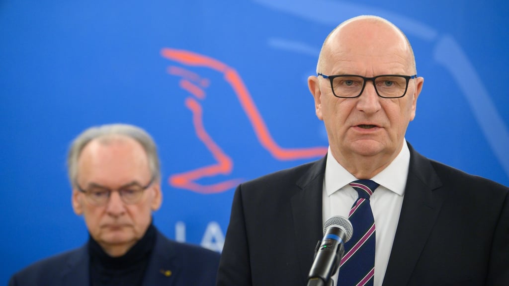 Er war bislang dienstältester Ministerpräsident in Deutschland: Rainer Haseloff (CDU) in Sachsen-Anhalt (links). In einigen Monaten dürfte Dietmar Woidke (SPD) in Brandenburg den Titel übernehmen, weil der Stuttgarter Winfried Kretschmann (Grüne) bei der Landtagswahl im März nicht mehr antritt. (Archivbild)