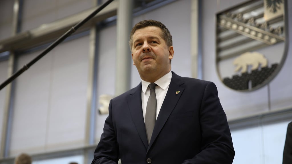 Sven Schulze, bisher Minister für Wirtschaft, Tourismus, Landwirtschaft und Forsten von Sachsen-Anhalt sowie CDU-Landesvorsitzender und Spitzenkandidat für die Landtagswahl 2026, wurde am Mittwoch zum Ministerpräsidenten gewählt.