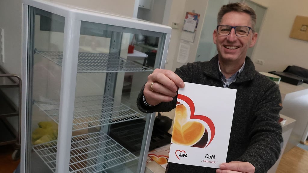 Noch sind die Kuchenvitrinen im künftigen Awo-Café „Herzstück“ in Sangerhausen leer. Doch das wird sich am 3. Februar ändern. Dann öffnet das neue Café im Sangerhäuser Stadtteil Südwest. Awo-Geschäftsführer Norbert Schieke freut sich. 