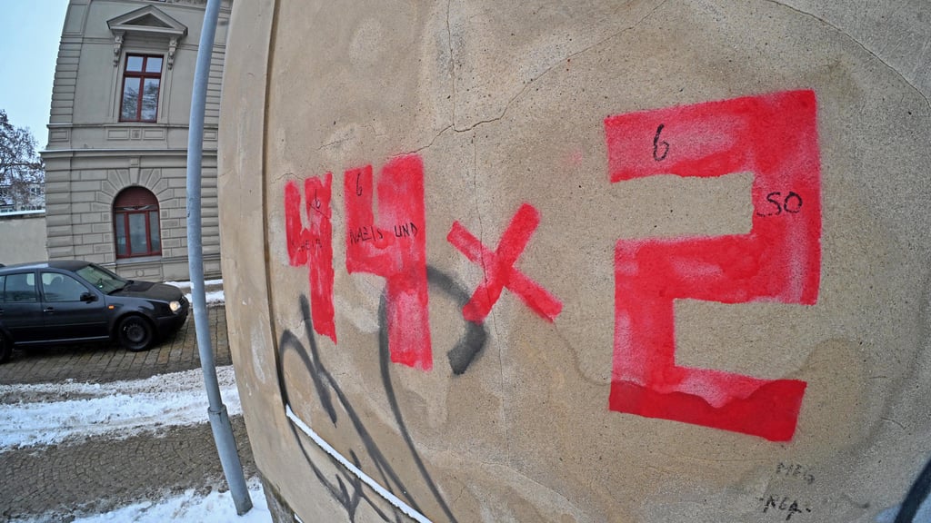 Schmierereien mit der Zahlenkombination „44 × 2“ sind an mehreren Gebäuden in Aschersleben zu sehen.