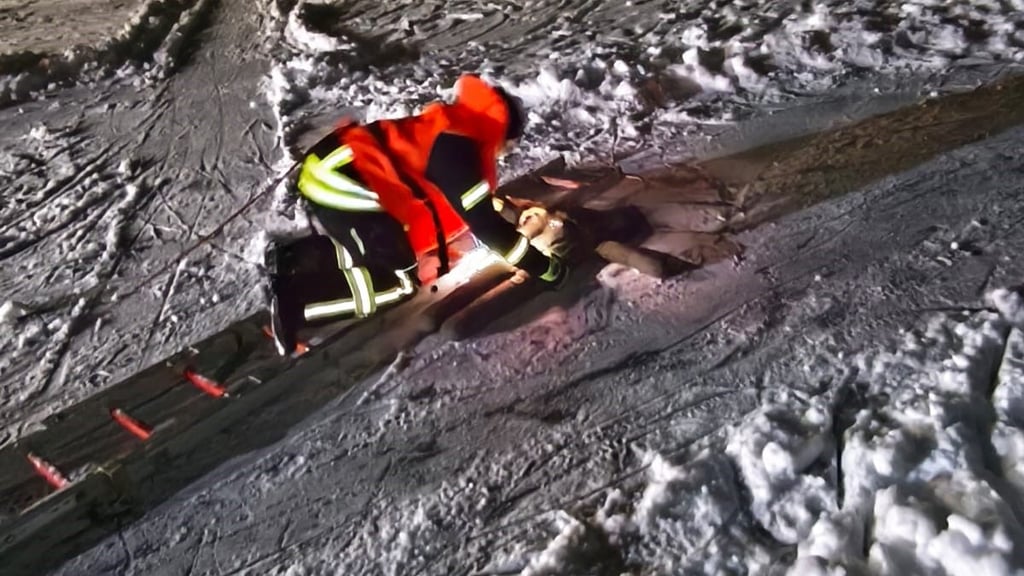 Was wie eine Winteridylle wirkt, kann tödlich enden: Die Feuerwehr Flechtingen trainiert auf dem Schloss-See die Eisrettung mit einer Puppe als verunglückte Person.