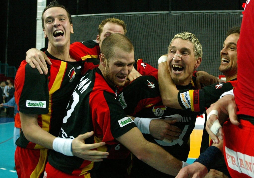 2003 durften die DHB-Spieler um Stefan Kretzschmar (r) den Halbfinalsieg gegen Frankreich bejubeln. (Archivbild)