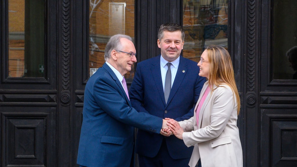 Der frisch gewählte Ministerpräsident Sven Schulze mit Ehefrau Kathleen und Amtsvorgänger Reiner Haseloff am Mittwoch vor der Magdeburger Staatskanzlei.