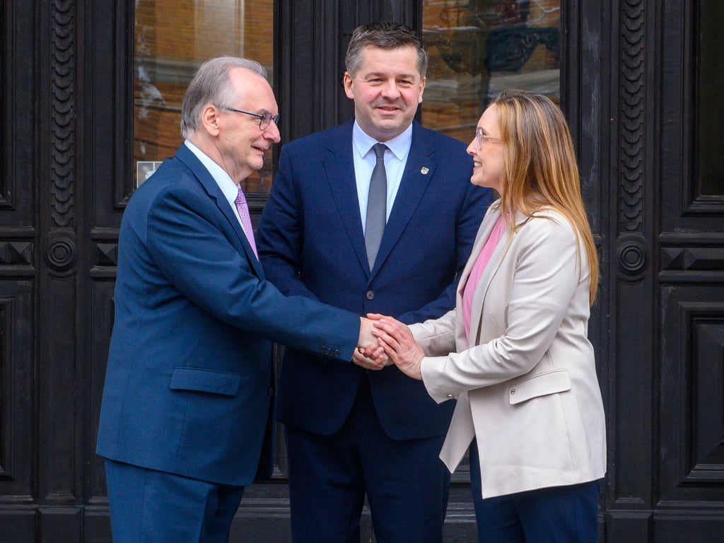 Der frisch gewählte Ministerpräsident Sven Schulze mit Ehefrau Kathleen und Amtsvorgänger Reiner Haseloff am Mittwoch vor der Magdeburger Staatskanzlei.