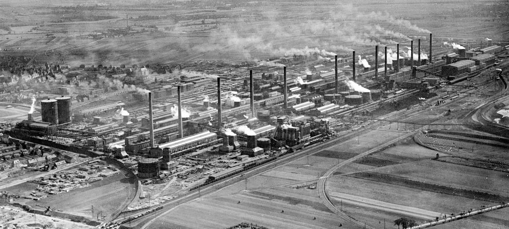 Diese Luftaufnahme zeigt das Chemiewerk in Leuna am 1. Oktober 1927. Unter der I.G. Farben wuchs es schnell. 