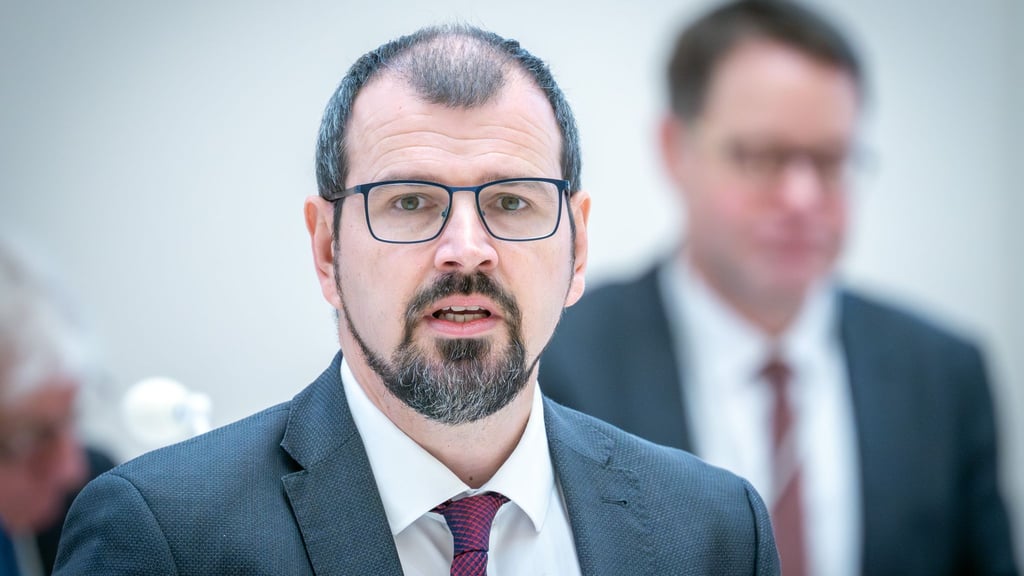 Brandenburgs Bildungsminister Steffen Freiberg (SPD) verteidigt Änderungen des Schulgesetzes zur Entlastung der Lehrer.