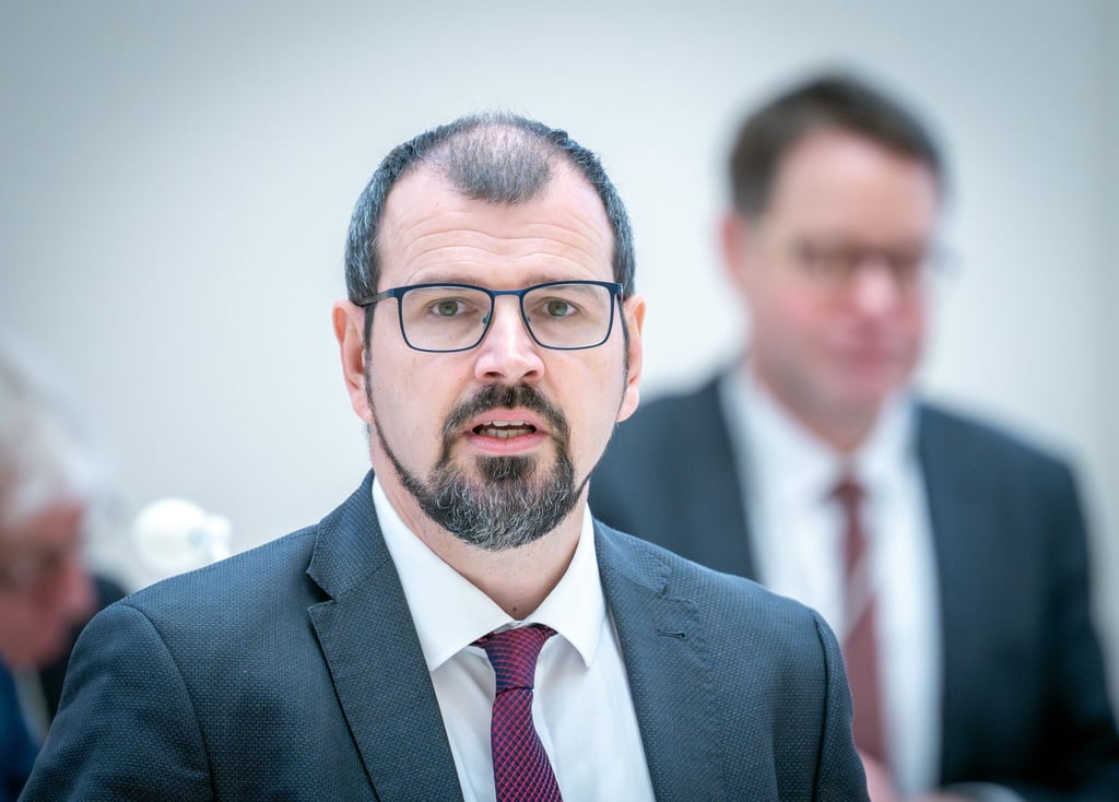 Brandenburgs Bildungsminister Steffen Freiberg (SPD) verteidigt Änderungen des Schulgesetzes zur Entlastung der Lehrer.
