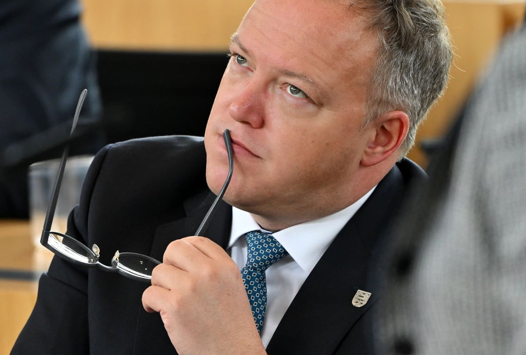 Thüringens Ministerpräsident Mario Voigt will juristisch gegen die Aberkennung seines Doktortitels vorgehen. (Archivbild)