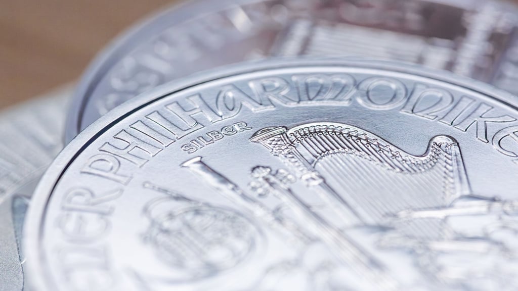 Knapp und teuer: Die silbernen „Wiener Philharmoniker“-Anlagemünzen. Der Silberpreis steigt derzeit noch schneller als der Goldpreis. (Archiv)
