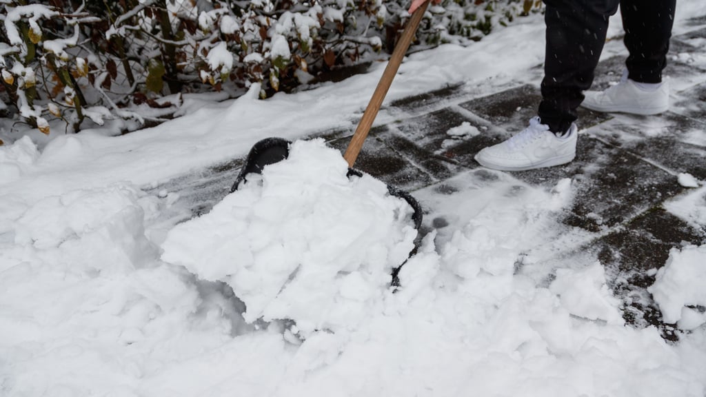 In Straach wurde ein Schneeschieber als Waffe genutzt.