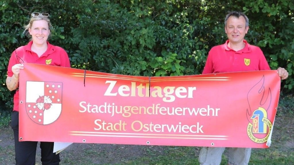 Die Deersheimer Ortsbürgermeisterin Melanie Huchel, die auch Kinderwart bei der Freiwilligen Feuerwehr Deersheim ist, freut sich gemeinsam mit Jugendwart Stefan Kuß auf das Kinder- und Jugendzeltlager 2026 in Deersheim – hier aufgenommen beim jüngsten Zeltlager in Göddeckenrode.