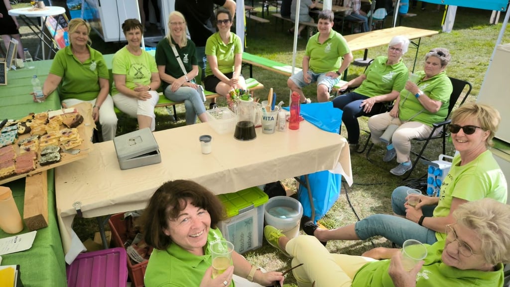 Die Mitglieder des Pareyer Heimatvereins auf dem Elbauenfest.