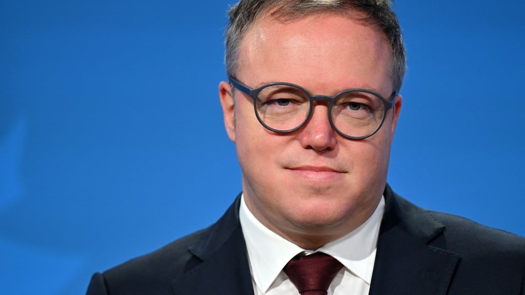 Thüringens Ministerpräsident Mario Voigt (CDU) soll seinen Doktortitel verlieren. Er will dagegen rechtlich vorgehen. (Archivbild)