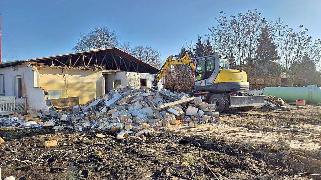 Ein Bagger hat die schweren Beton- und Mauerstücke des alten Sanitärtraktes der Kanuten in Friedersdorf zusammengeschoben.