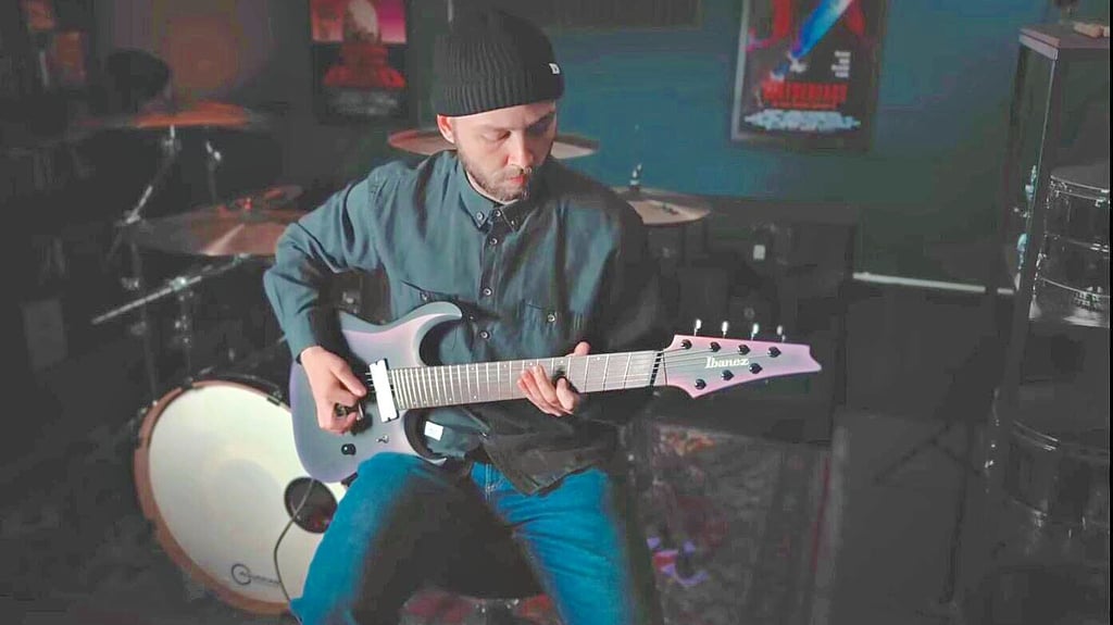 Die Gitarre begleitet Marvin Nandzik seit etwa zehn Jahren. 