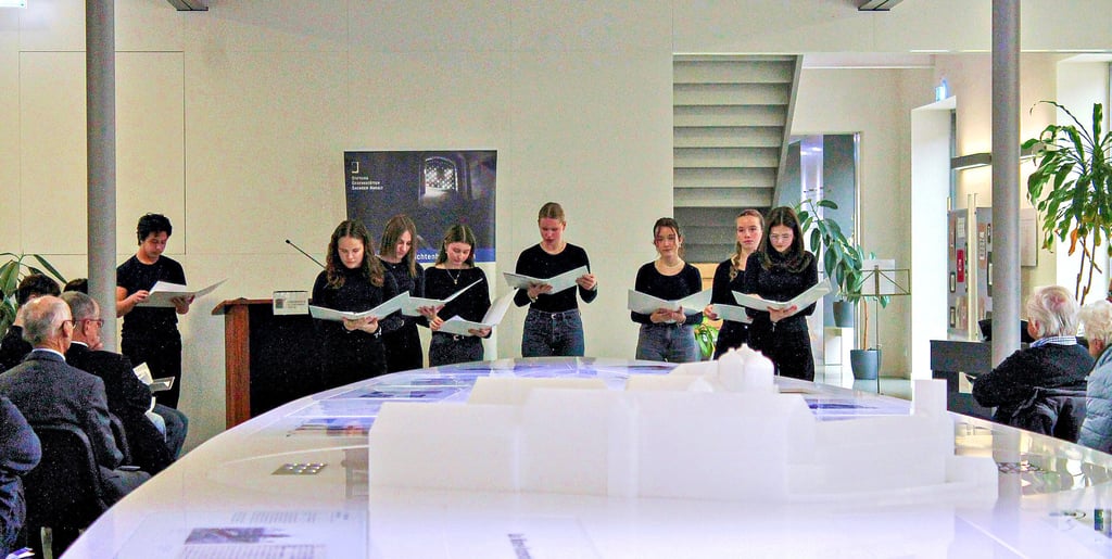 Schülerinnen und Schüler der 10a des Gymnasiums Jessen präsentierten in der Lichtenburg eine szenische Lesung.