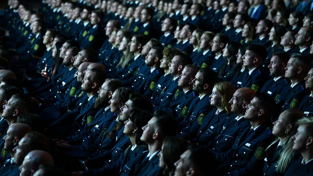 Neue Workshops sollen Polizeianwärter in Sachsen für Antisemitismus sensibilisieren. (Archivbild)