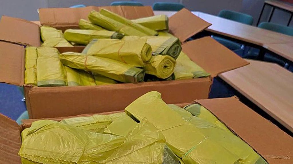 Raguhn-Jeßnitz hat neun Paletten Gelber Säche verteilt. Die Stadt will Anwohnern damit lange Wege zu den zentralen Abgabestellen ersparen.