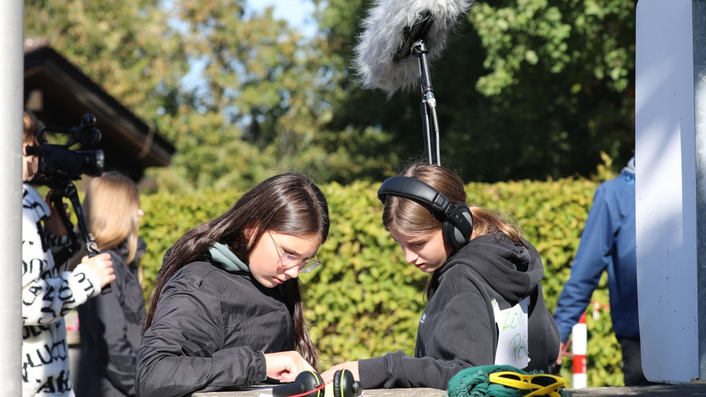 Schüler der Film und Foto AG des Wolterstorff-Gymnasiums stehen vor und hinter der Kamera. 
