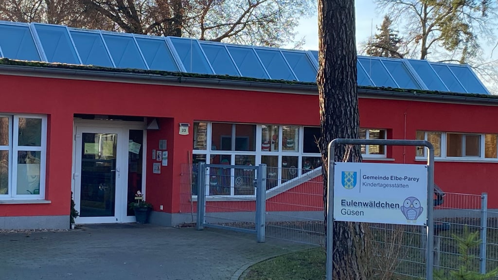 Die Güsener Kita „Am Eulenwäldchen“ bekommt im Rahmen einer Weihnachtsaktion der Getec green energy ein Balkonkraftwerk gesponsert.