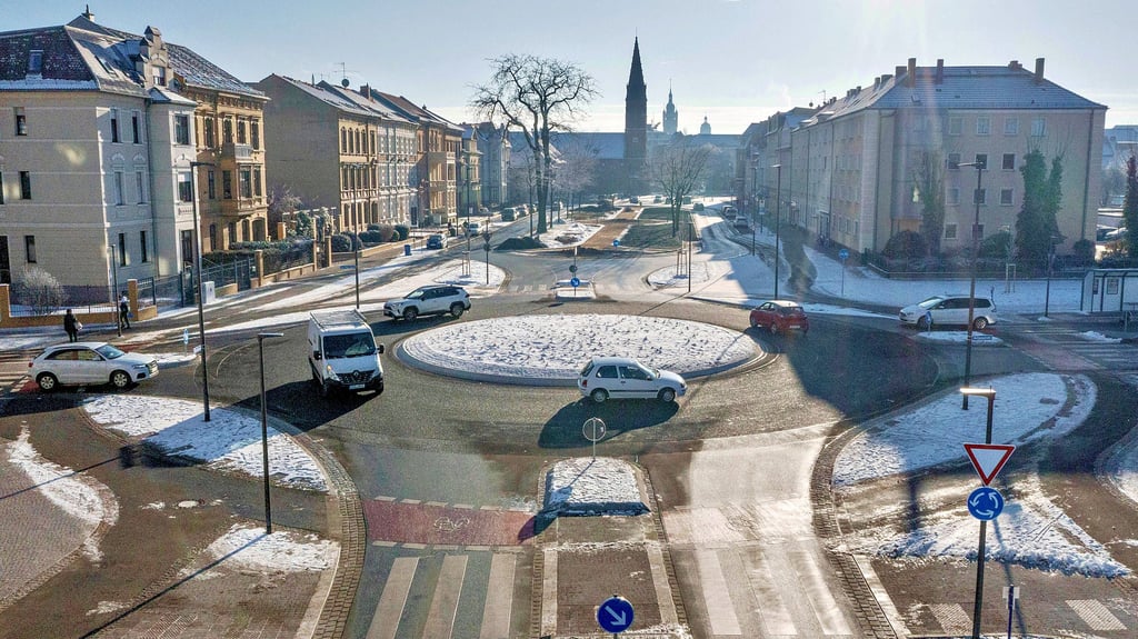 Von einer schweren Unfallhäufungsstelle spricht man, wenn sich an einem Verkehrsknoten mindestens fünf Verkehrsunfälle mit Personenschaden innerhalb von drei Jahren ereignet haben. Bei dem Kreisverkehr in der Dessauer Albrechtstraße ist das der Fall.