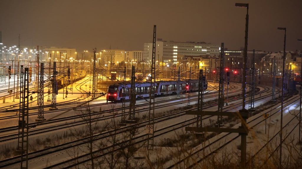 Kurz hinter dem Hauptbahnhof Halle blieb der Zug wegen einem technischen Defekt stehen. 
