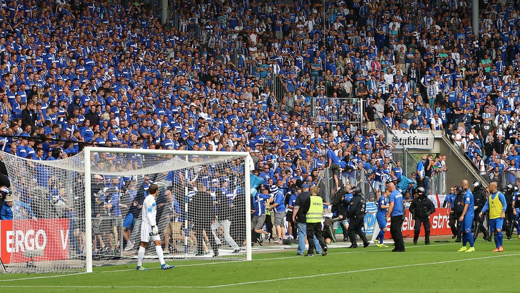 Im DFB-Pokal 2016 versuchten Fans des 1. FC Magdeburg nach Provokationen aus dem Gästeblock den Innenraum zu stürmen.