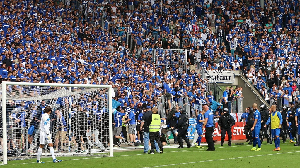 Im DFB-Pokal 2016 versuchten Fans des 1. FC Magdeburg nach Provokationen aus dem Gästeblock den Innenraum zu stürmen.