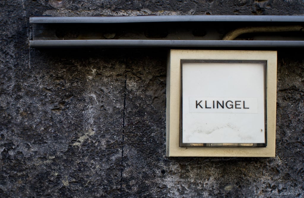 Das Landratsamt im Landkreis Eichsfeld warnt vor Betrügern, die sich als Mitarbeiter des Jugendamts ausgeben. (Symbolbild)