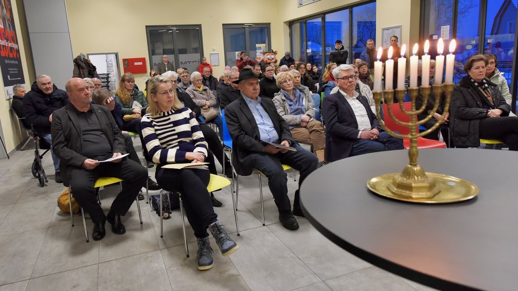 Die Teilnehmer im voll besetzten Bahnhofssaal gedachten der Opfer des Nationalsozialismus’.