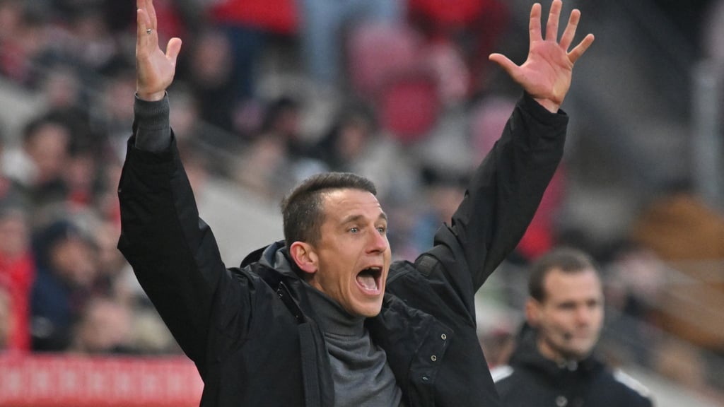 Wolfsburgs Trainer Daniel Bauer.