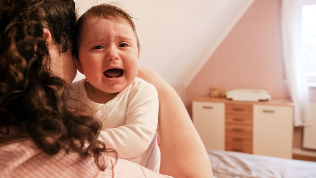 Trotz Wickeln, Füttern und Wiegen: Anhaltendes Babygeschrei kann Eltern an ihre Belastungsgrenze bringen.