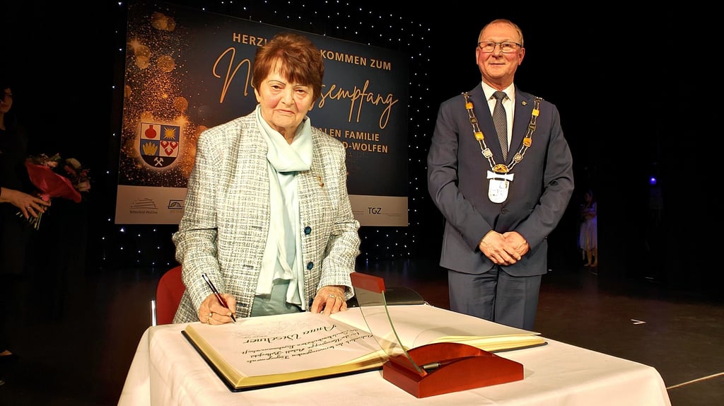 Anni Wischner trägt sich im Beisein von OB Armin Schenk in das Goldene Buch der Stadt Bitterfeld-Wolfen ein. 