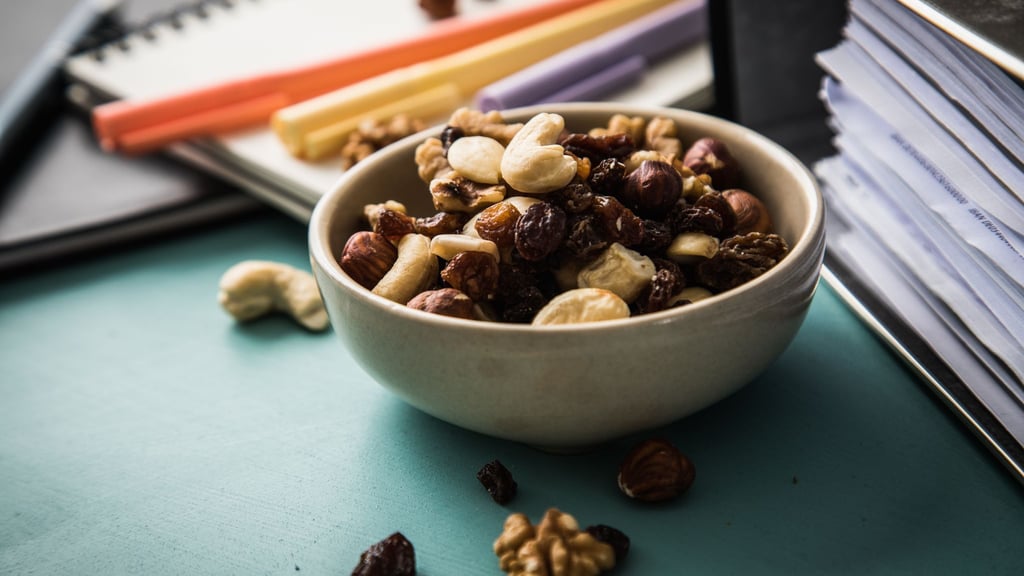 Studentenfutter ist als Snack beliebt: Doch Mineralölbestandteile können über Maschinen, Verpackungen oder Transport in die Nussmischungen gelangen.