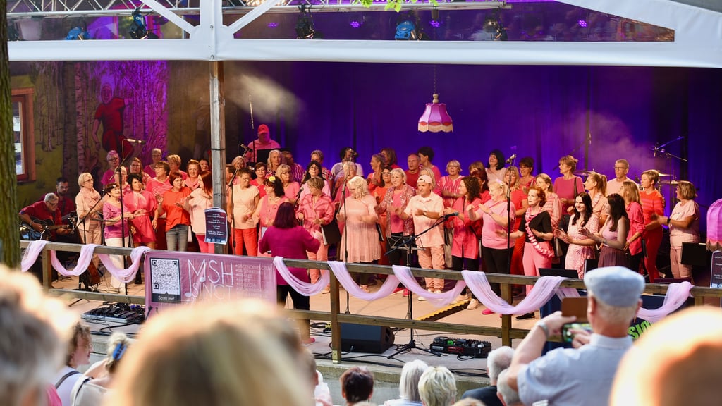 Pinkfarbene Garderobe tragen die Sängerinnen und Sänger bei ihren Auftritten wie hier im Katharinenholz in Kreisfeld.