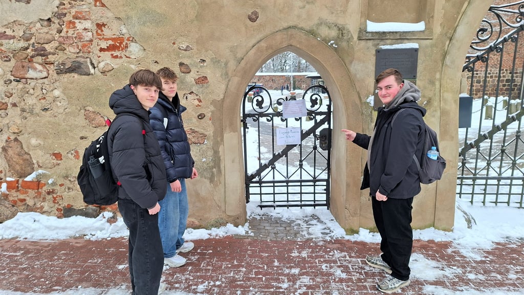 Das Tor am Haupteingang des Zerbster Francisceums ist seit dieser Woche gesperrt. Schüler und andere Besucher müssen einen der Nebeneingänge nehmen.