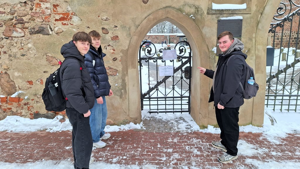 Das Tor am Haupteingang des Zerbster Francisceums ist seit dieser Woche gesperrt. Schüler und andere Besucher müssen einen der Nebeneingänge nehmen.