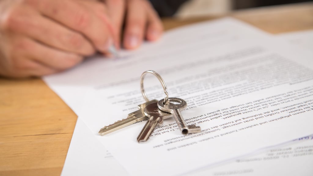 Nach dem Tod eines Mieters tritt der hinterbliebene Partner automatisch in den Mietvertrag ein: Voraussetzung ist ein auf Dauer angelegter gemeinsamer Haushalt.