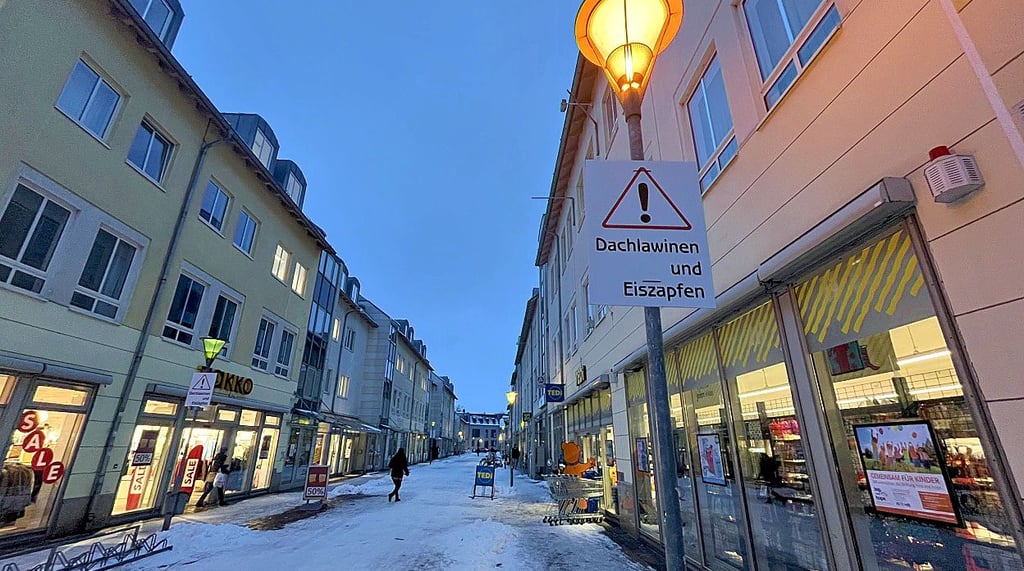 Die WGK warnt in der kleinen Wallstraße vor Lawinen und Eiszapfen.