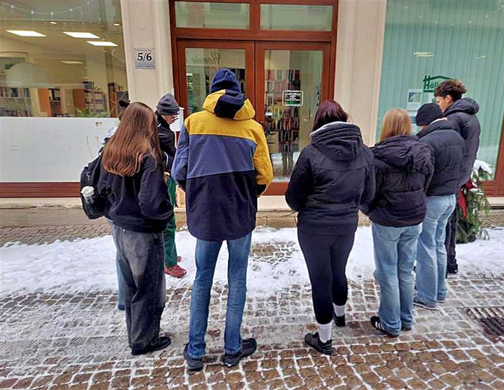 Schüler der 9. Klasse der Sekundarschule Reuden putzten am Dienstag  Stolpersteine in  Zeitz und gedachten der Opfer des Nationalsozialismus.   