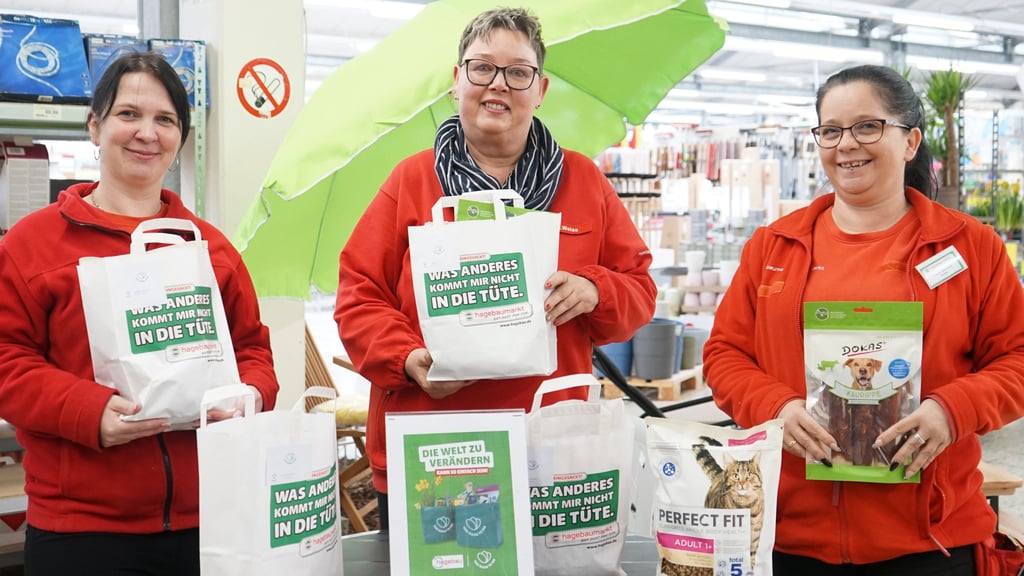 Im Hagebaumarkt landet Tierfutter nicht in der Tonne, sondern in der Aktion „To good to go“. Das zeigen Alexandra Arandt (v.l.), Kirsten Weiß und Nicole Weinhold.