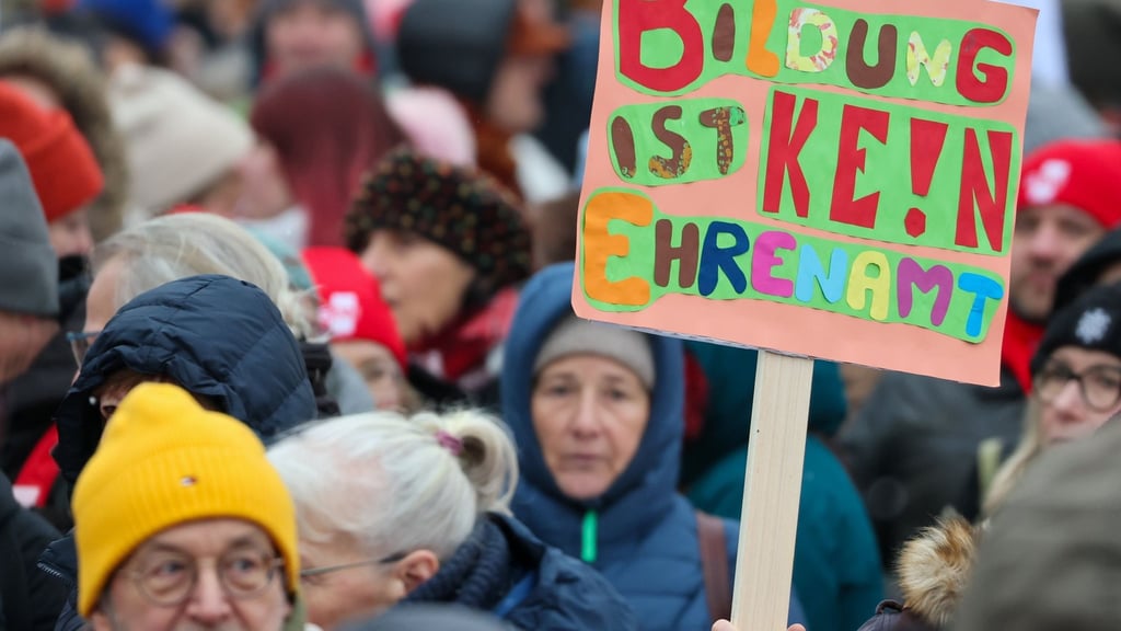 Beschäftigte aus dem Bildungsbereich demonstrieren in Leipzig für bessere Arbeitsbedingungen und höhere Einkommen.