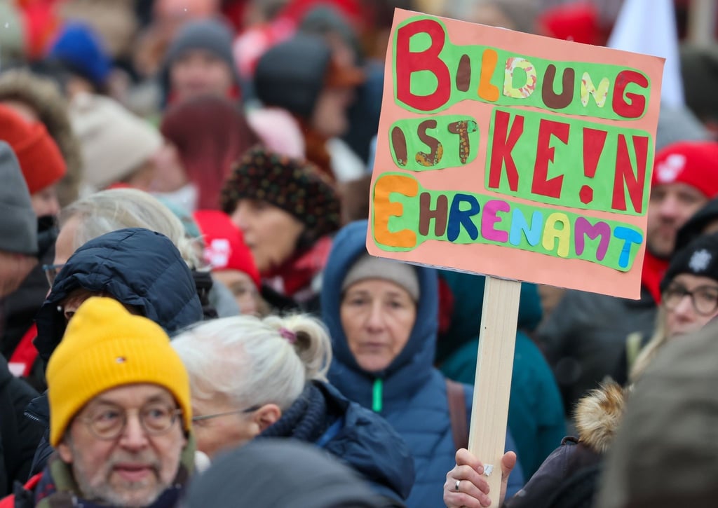 Beschäftigte aus dem Bildungsbereich demonstrieren in Leipzig für bessere Arbeitsbedingungen und höhere Einkommen.