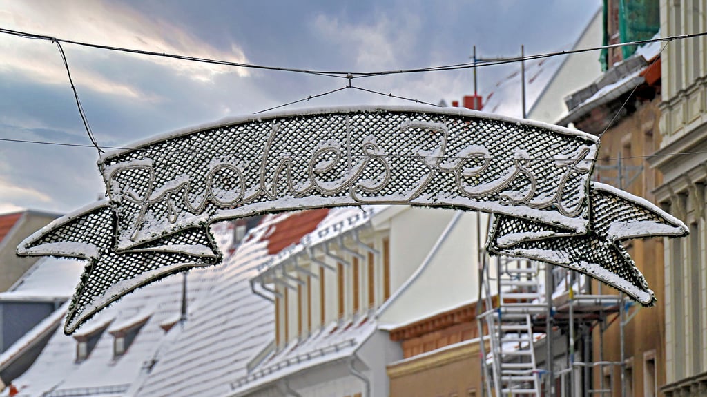Die Weihnachtsbeleuchtung in Aschersleben ist auch Ende Januar zum großen Teil nicht abgebaut, so wie hier in der Hohen Straße.