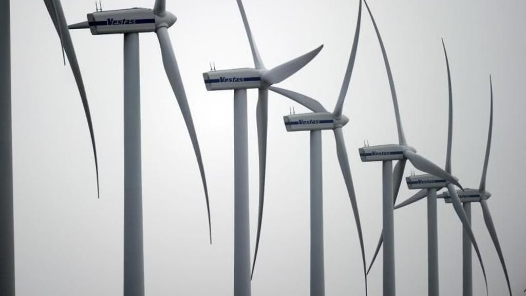 In der Diskussion um ein neues Windvorranggebiet bei Mücheln will der Bauausschuss des Stadtrates mit dem Investor ins Gespräch kommen, der neun neue Windräder bauen will.